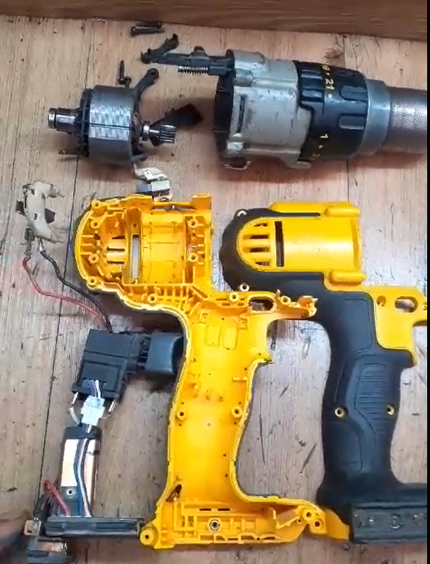 Manutenção de ferramentas Dewalt na oficina da MAP Ferramentas em Vinhedo